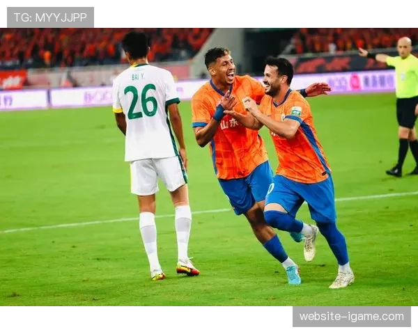 终场哨响，北京国安球员法比奥头球破门后无奈离场